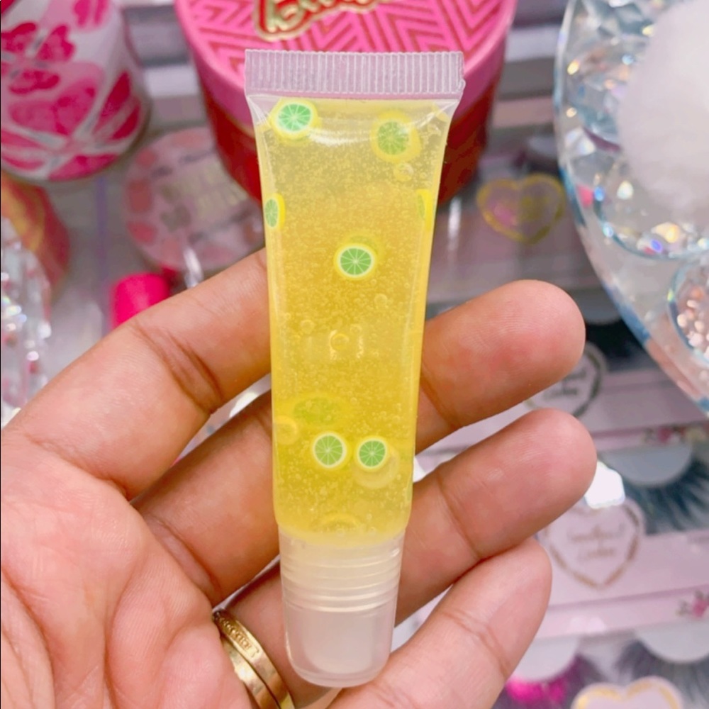Lipgloss 100% vegan and hand made. 🎀